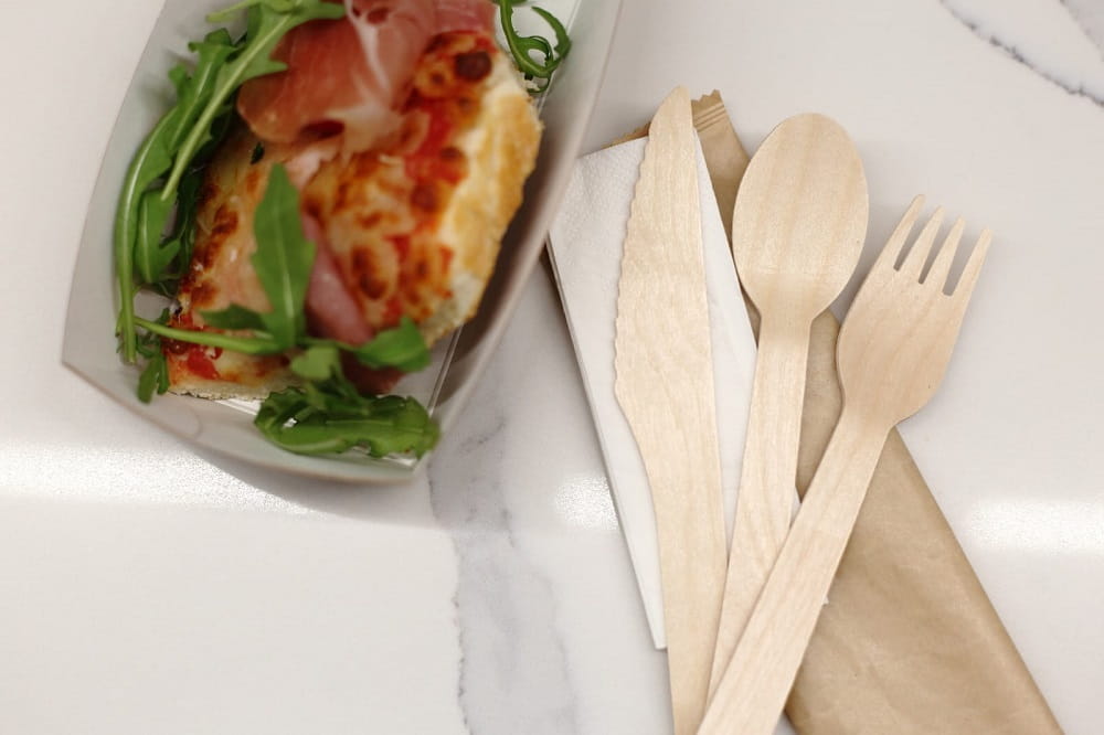 Komplet sztućców drewnianych z serwetką - Omineco.pl